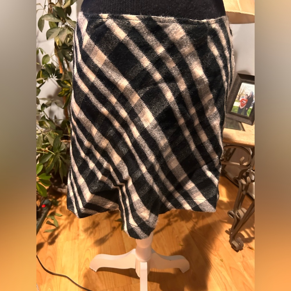Guess plaid wool blend short skirt.  Cute